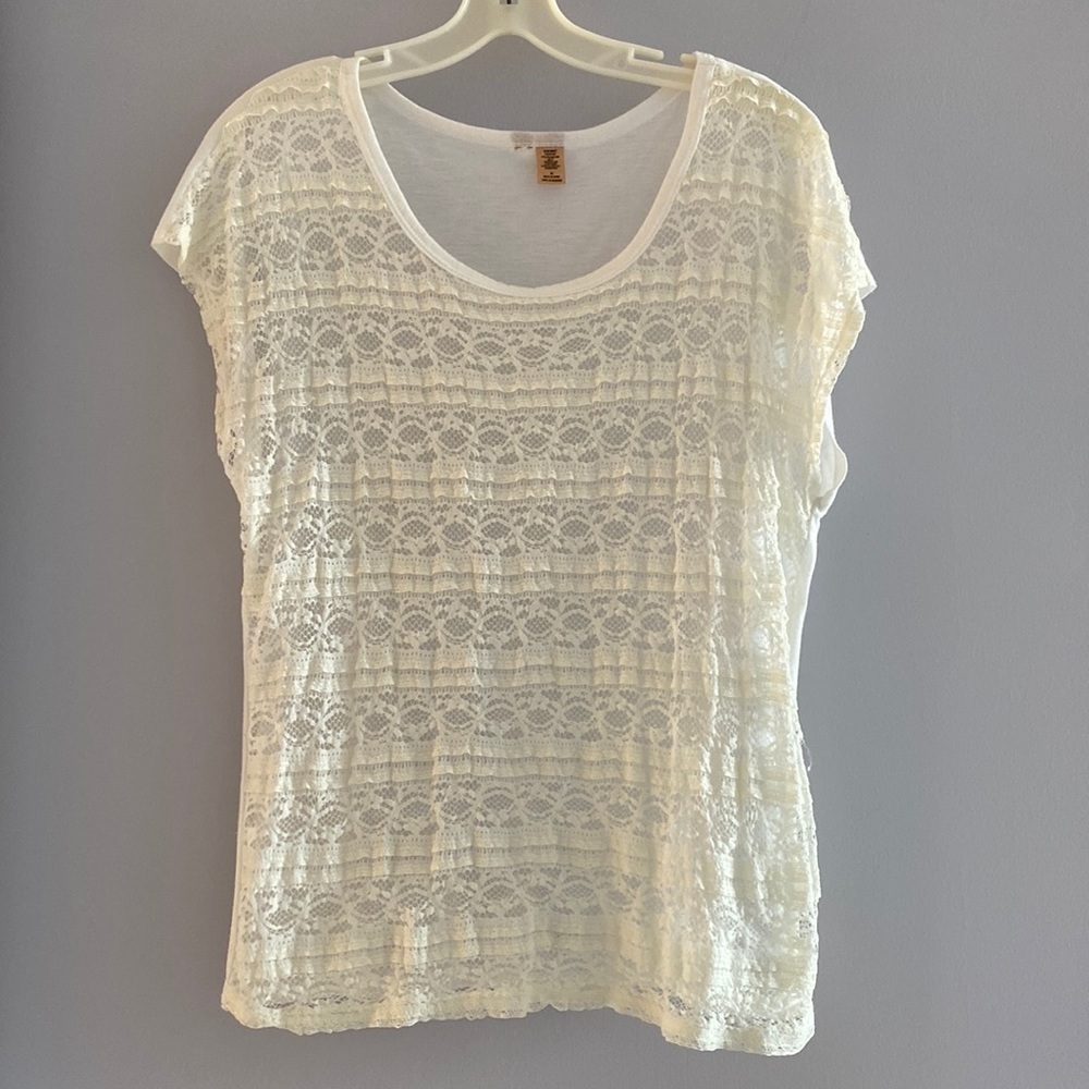 Cream lace sleeveless top. Stretchy. No brand. Medium